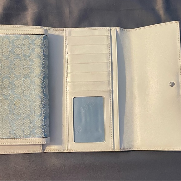 Coach wallet. Normal wear. - Picture 5 of 9
